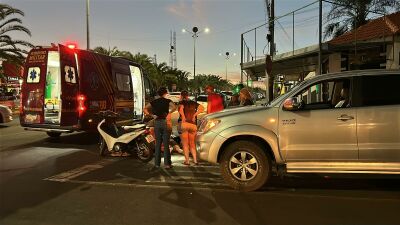 Imagem da notícia Motociclista fica ferida após colisão traseira envolvendo Hilux no Centro de Costa Rica